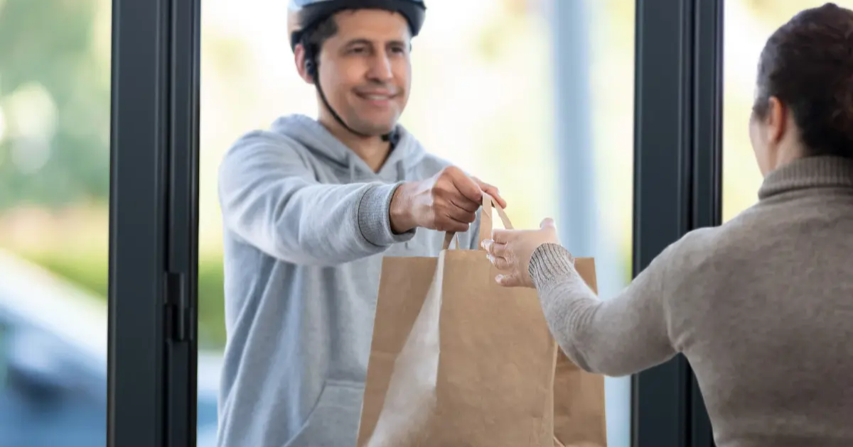 Zamawianie jedzenia z dowozem – wygoda, oszczędność czasu i ogromny wybór