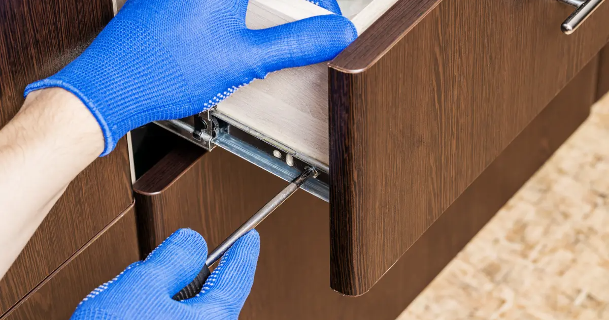 Praktyczne prowadnice do szuflad – małe detale, które robią wielką różnicę